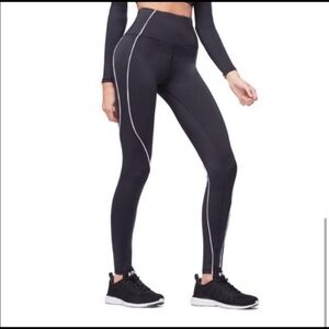 Good American Black Electric Feel Leggings XS